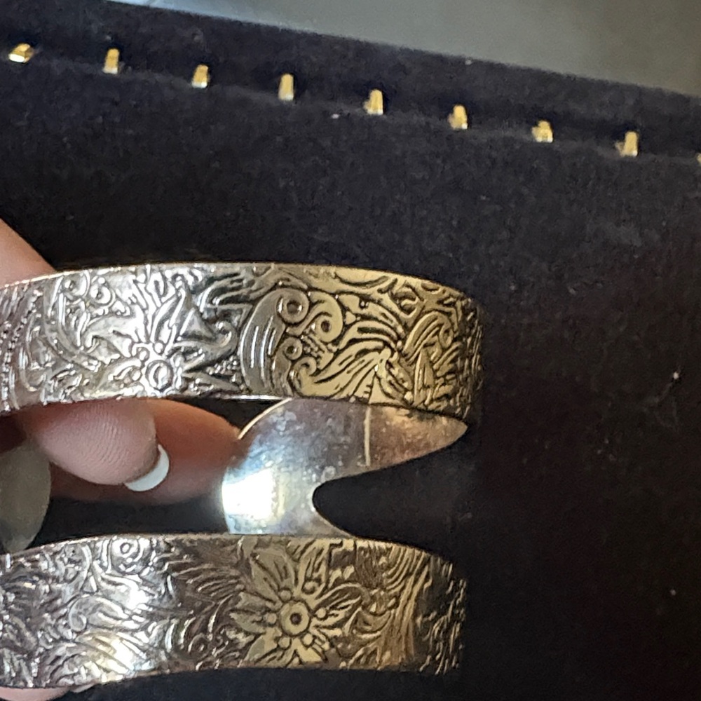 Elegant Silver Cuff Bracelet - Picture 6 of 6